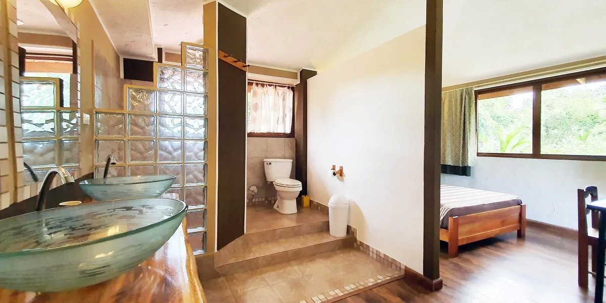 Atractiva casa en la laguna con 3 apartamentos