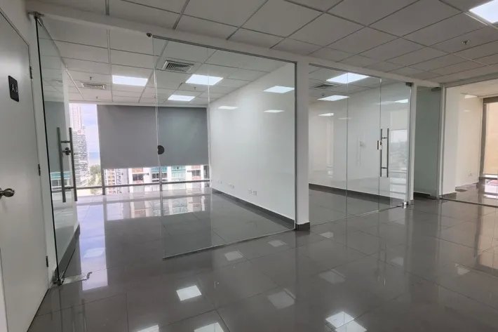 Alquiler de oficina vacía en ph torre aseguradora ancón, costa del este