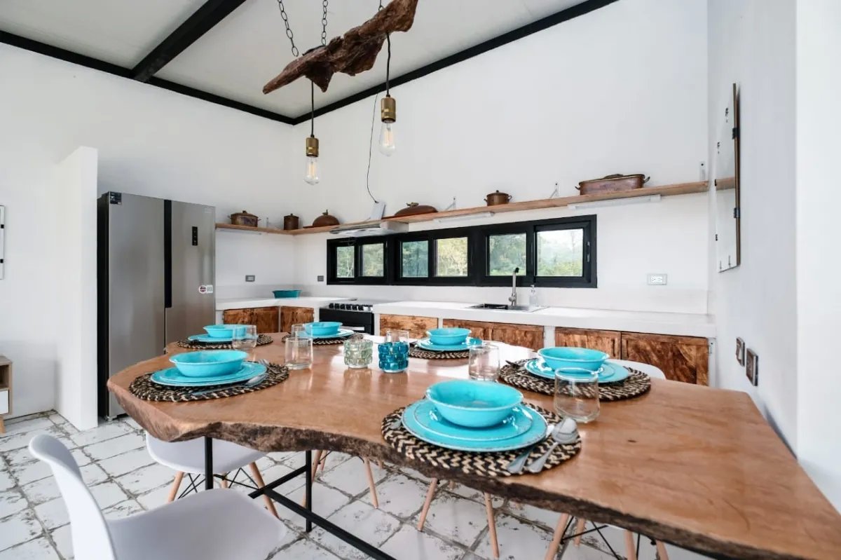Nueva casa de buen gusto en un lote de ensueño río en la tranquilidad maravillosa no muy lejos de boquete y david