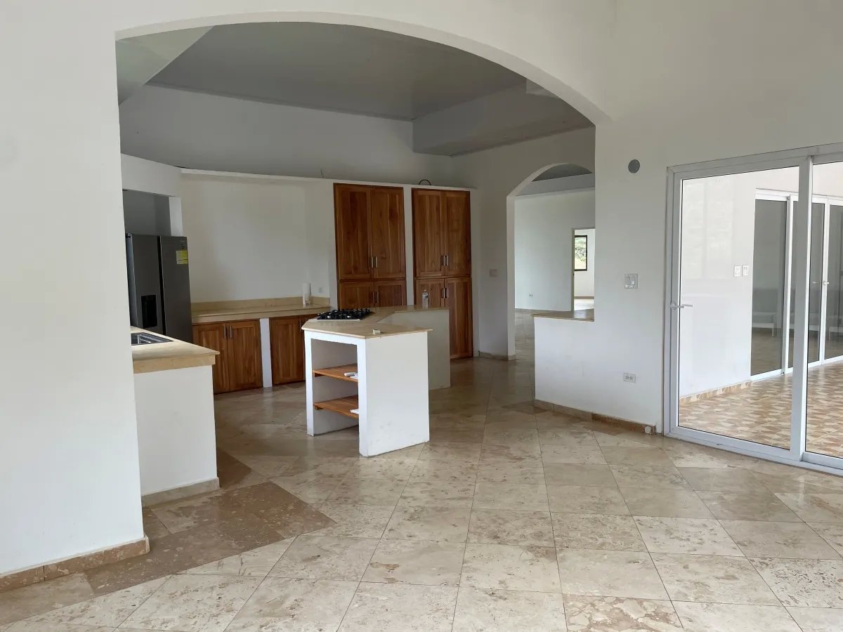 Su casa de playa de lujo en un terreno generoso