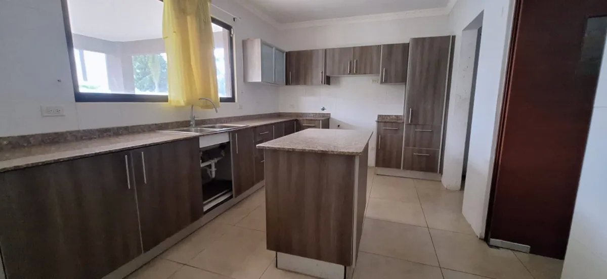 Venta de casa en p.h. olympus, brisas del golf