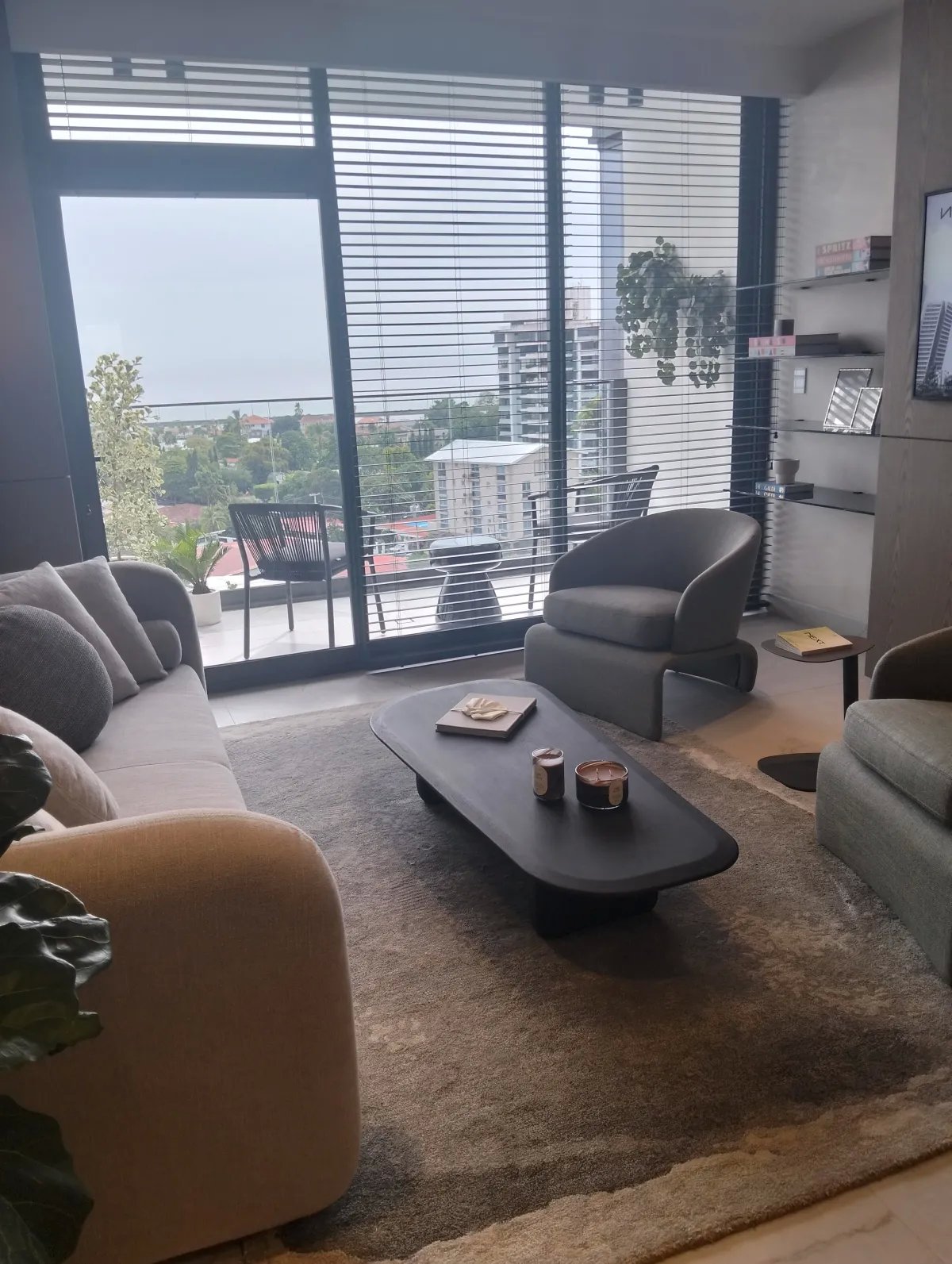 Nuevo y exclusivo apartamento cerca de costa del este/new & exclusive ...