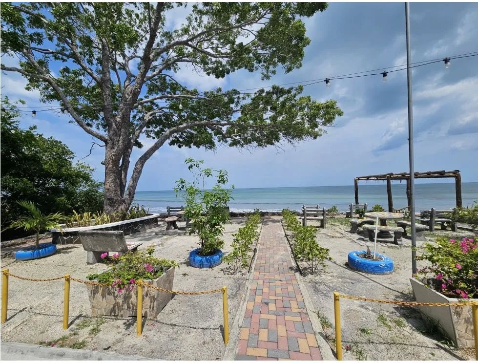 Se vende lote a pasos del mar en costa esmeralda, san carlos.