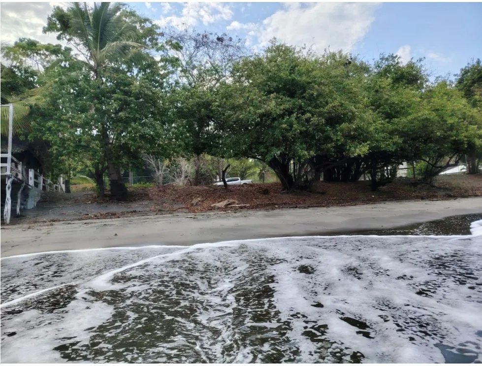 Venta de lote titulado frente al mar en playa bucaro