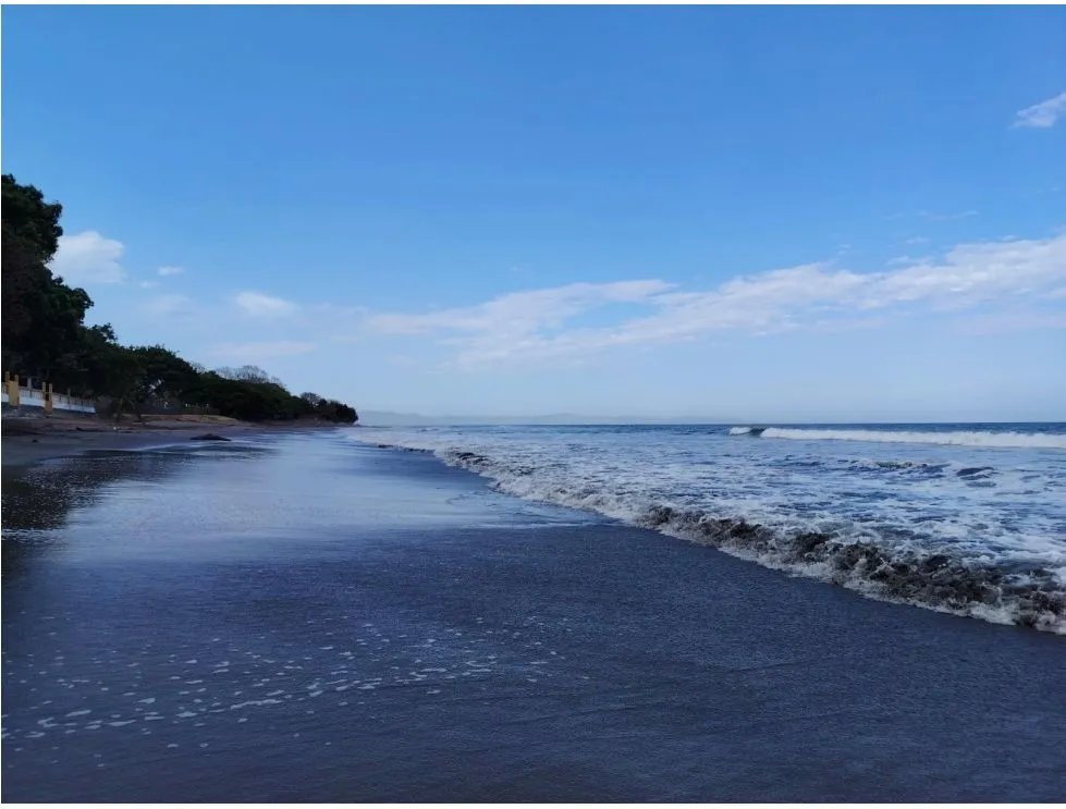 Venta de lote titulado frente al mar en playa bucaro