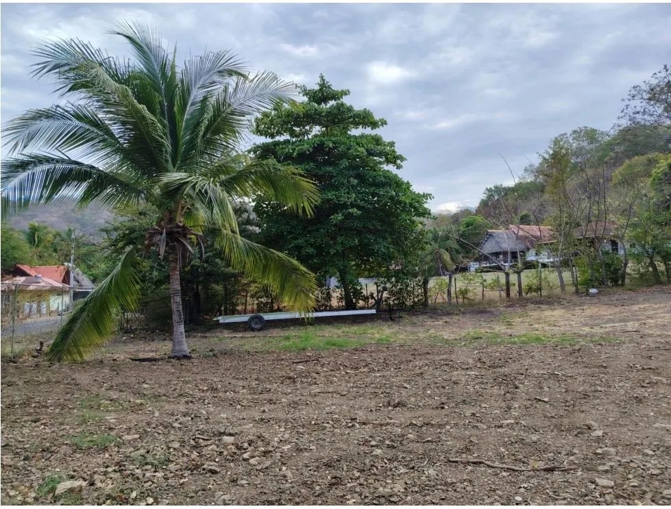 Venta de lote titulado frente al mar en playa bucaro