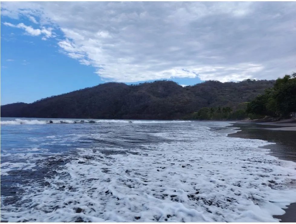 Venta de lote titulado frente al mar en playa bucaro