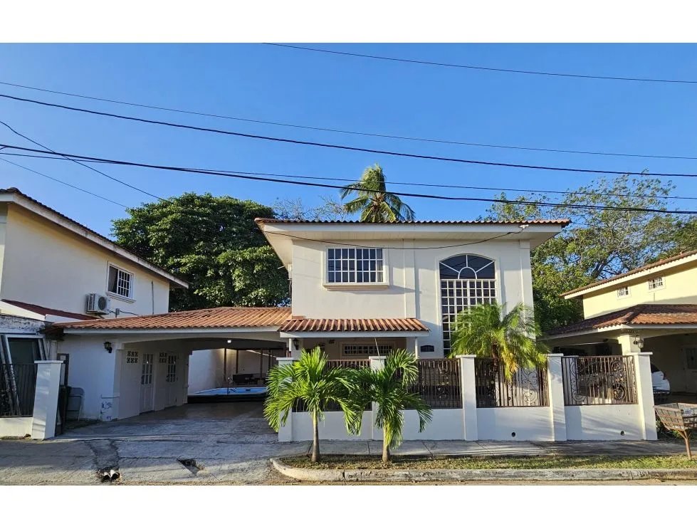 Alquiler/venta de casa con piscina en villas del golf, chitré herrera