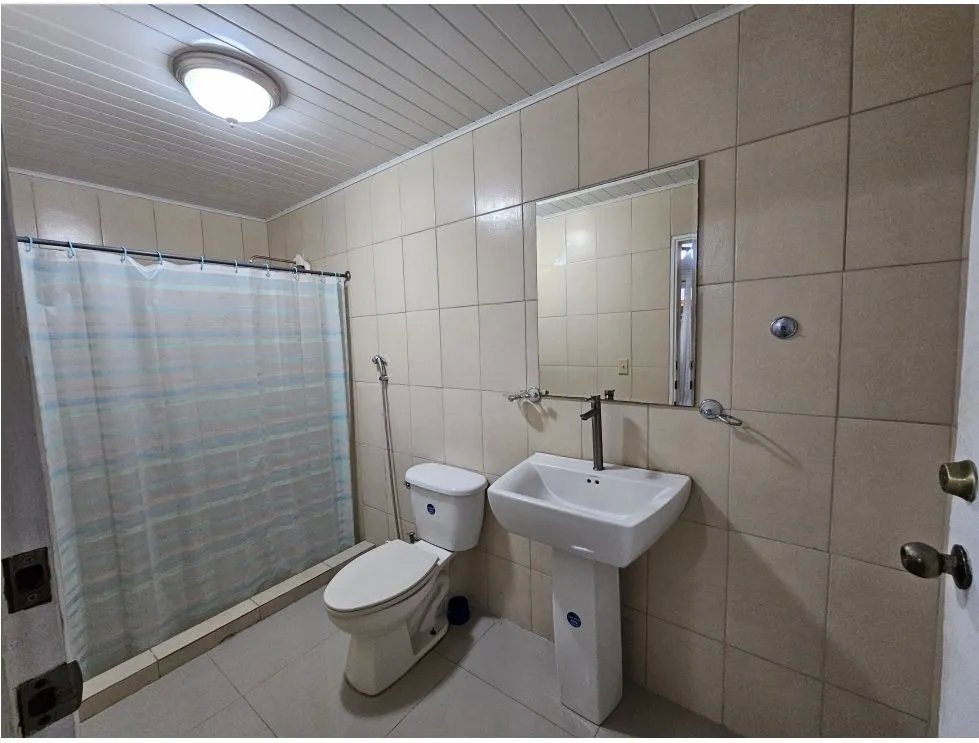 Alquiler/venta de casa con piscina en villas del golf, chitré herrera