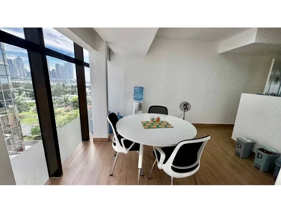 Venta de oficina con vista al mar en torre bac, avenida balboa.