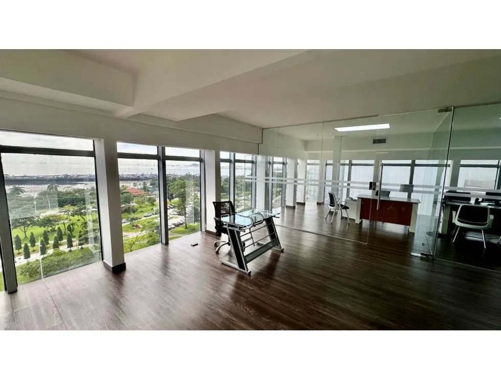 Venta de oficina con vista al mar en torre bac, avenida balboa.