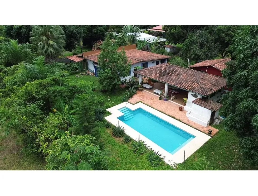 Venta de casa con piscina en pedasí