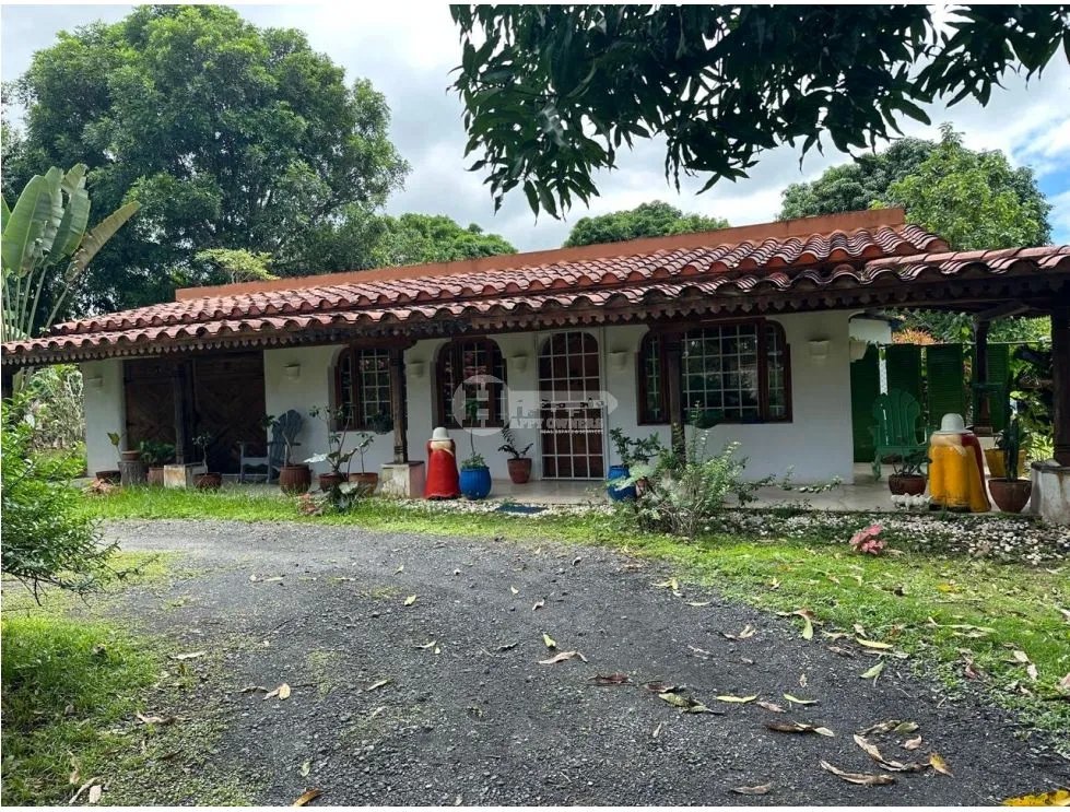 Venta de casa con piscina en pedasí