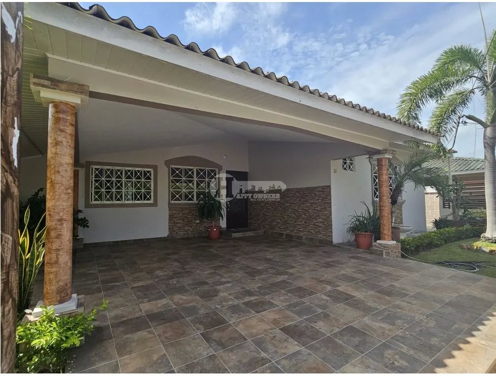 Se alquila casa en brisas de los guayacanes, chitré