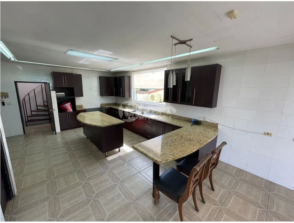 Venta de residencia unifamiliar de 3 niveles en dos mares
