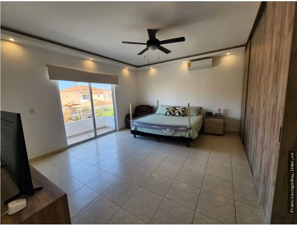 Casa a la venta en barriada cerrada en villa valencia, costa sur