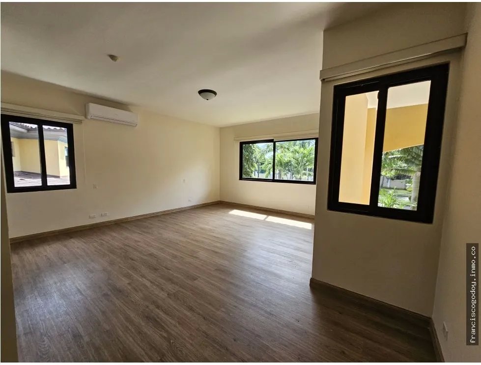 Casa en venta en urbanización antigua, costa del este
