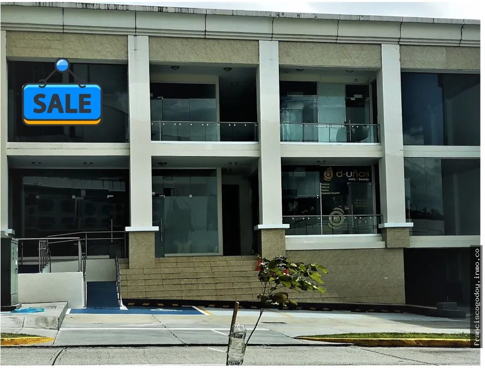 Se vende plaza comercial condado del rey