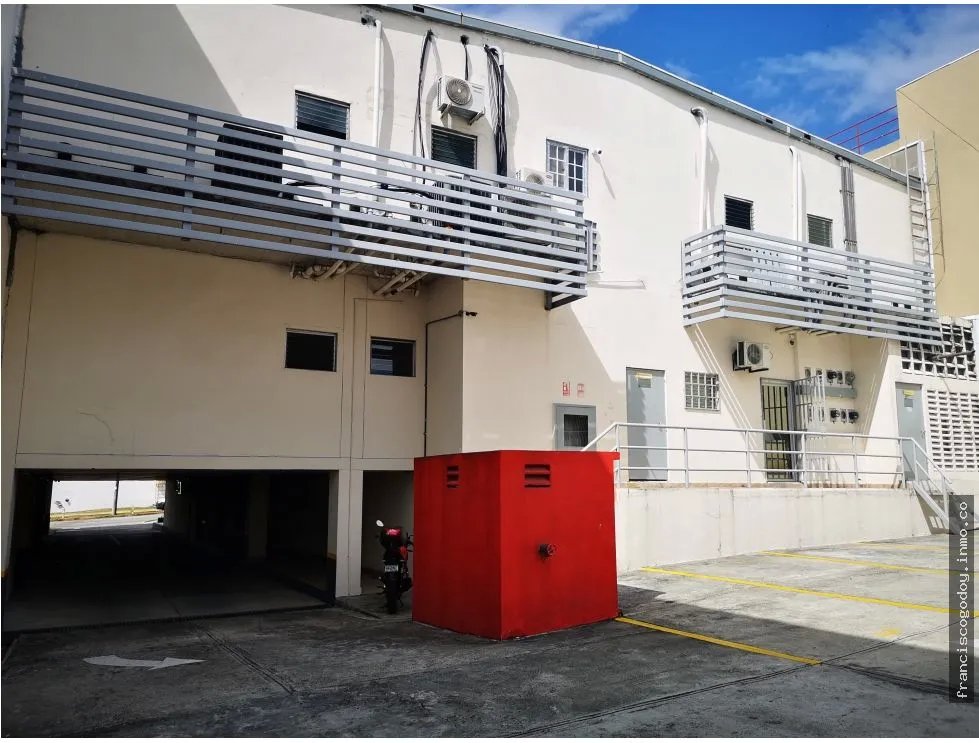 Se vende plaza comercial condado del rey
