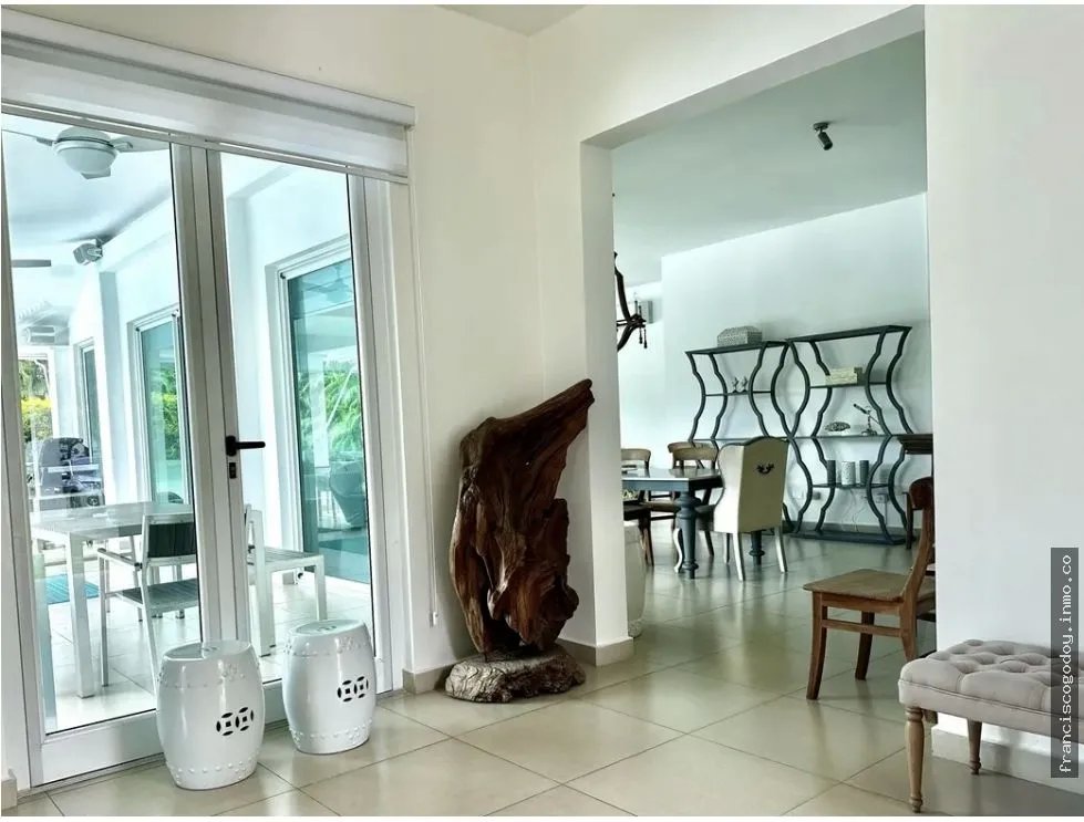Venta de casa con piscina en cocoli