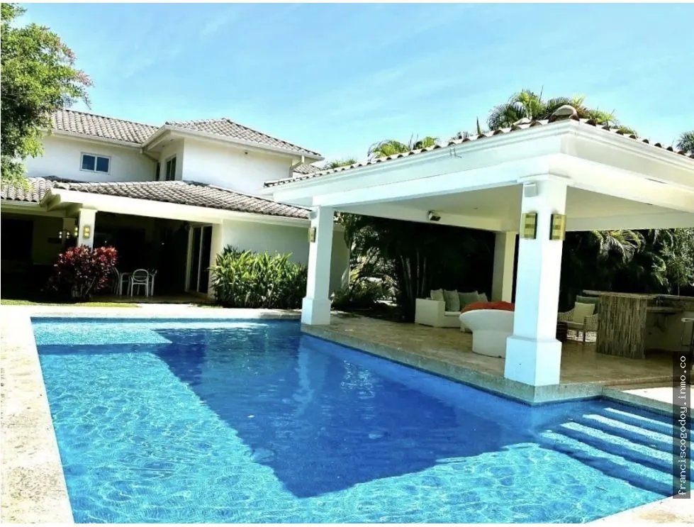 Venta de casa con piscina en bijao