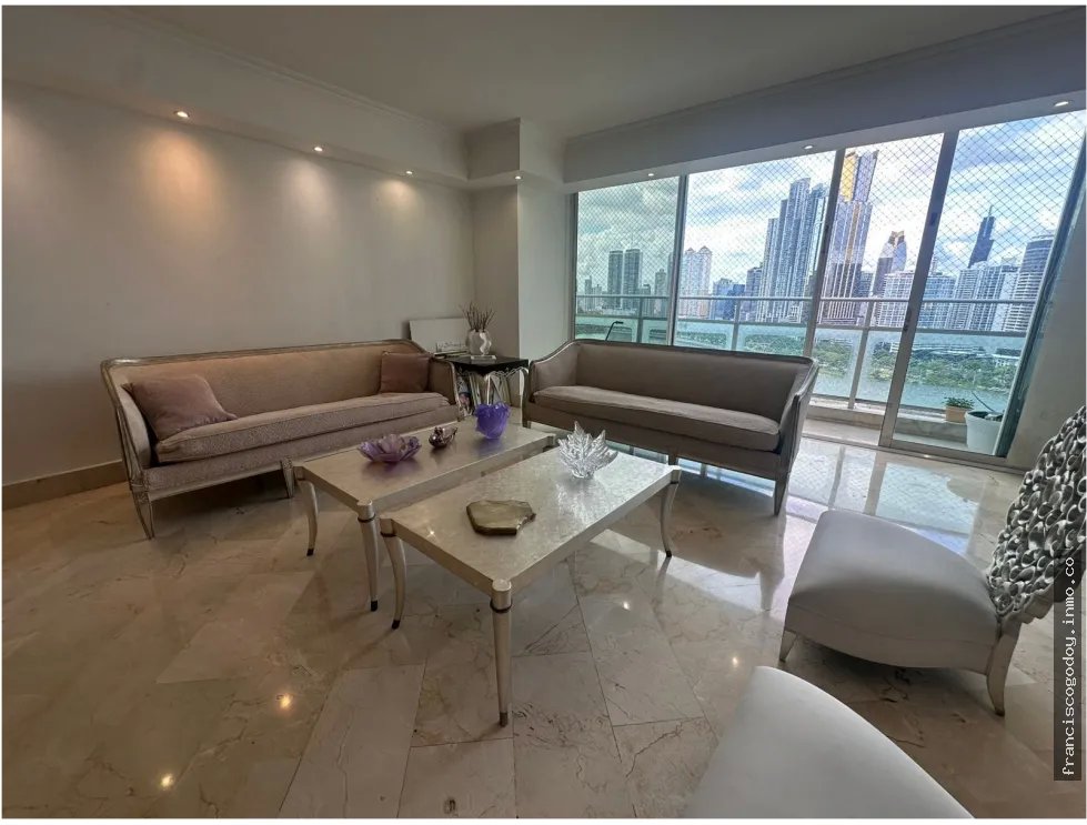 Venta de amplio apartamento en punta paitilla