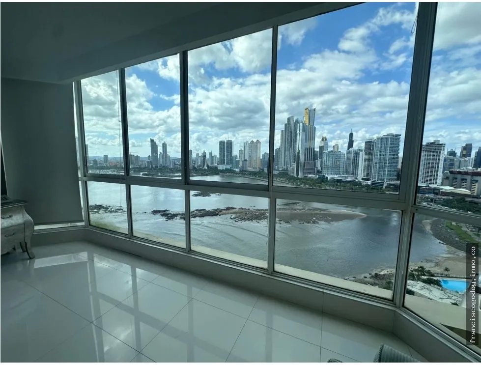 Venta de amplio apartamento en punta paitilla