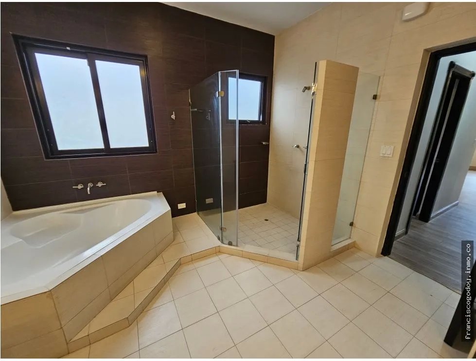 Casa en venta en urbanización antigua, costa del este
