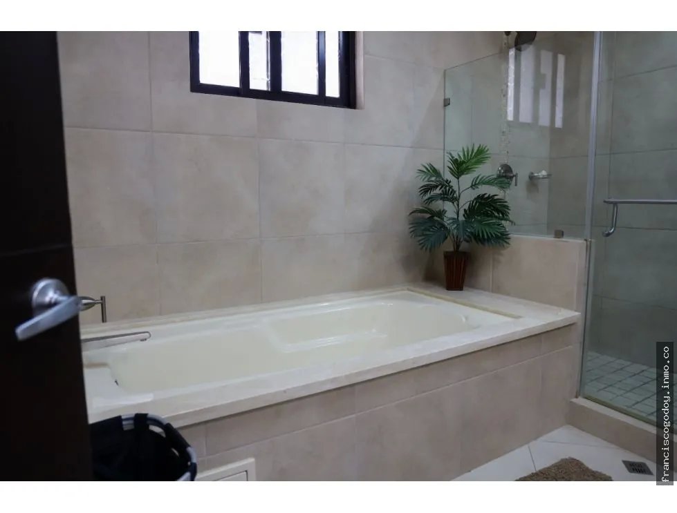 Se alquila apartamento en el embassy club garden panamá