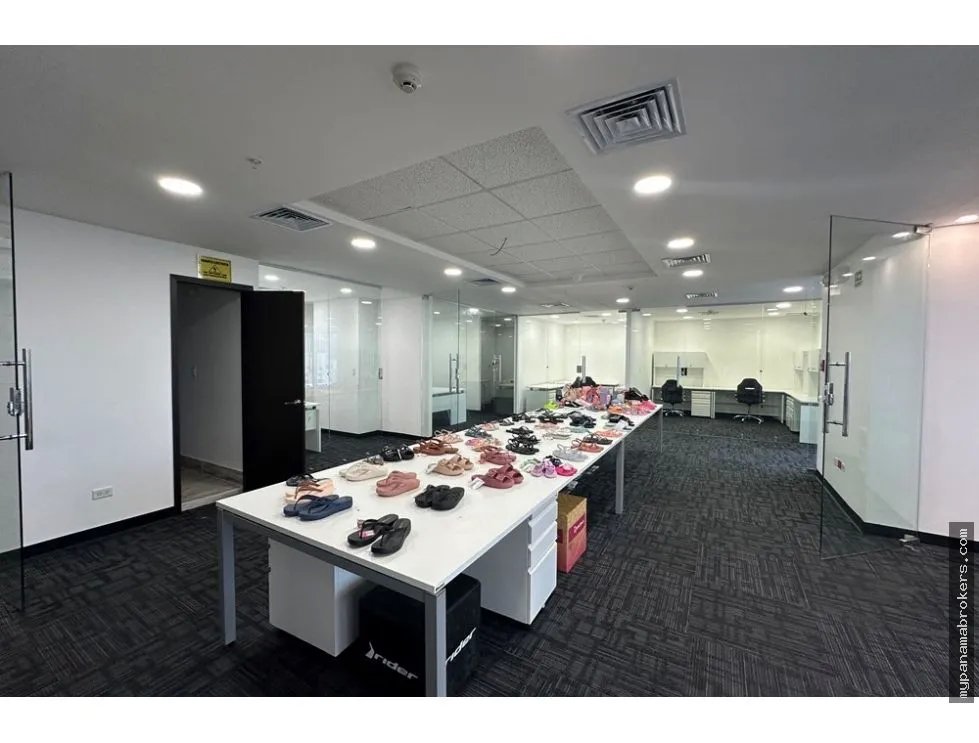 Se vende  oficina en oceania plaza, punta pacífica