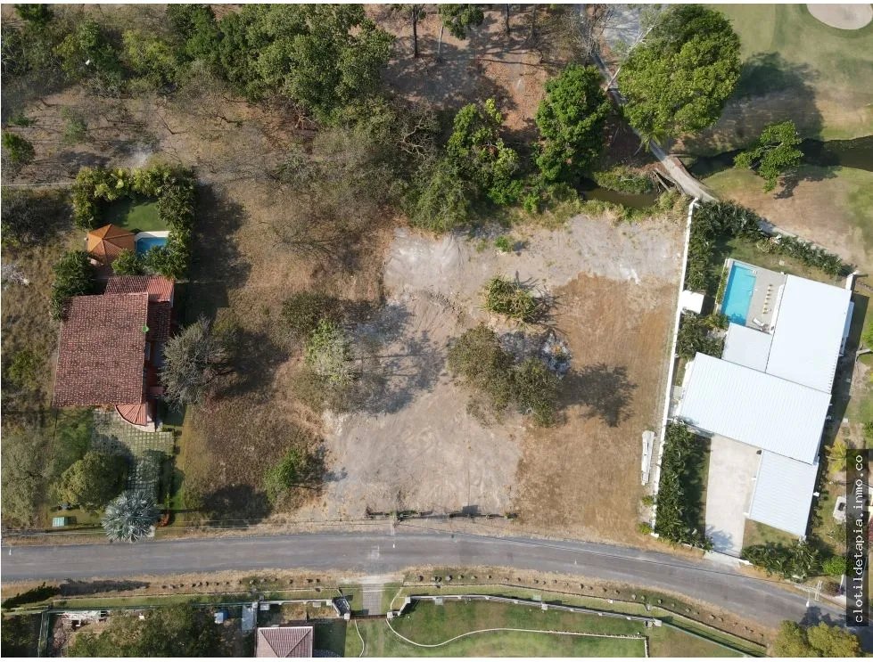 Se vende lote dentro del club de golf de coronado