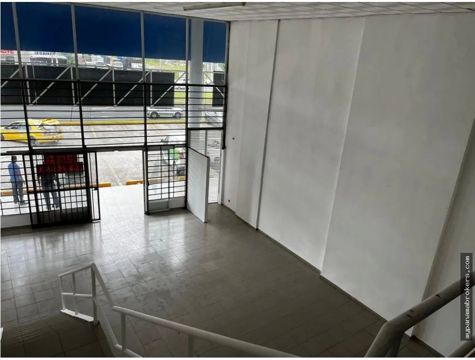Alquiler de local comercial en plaza mystic hills, el crisol