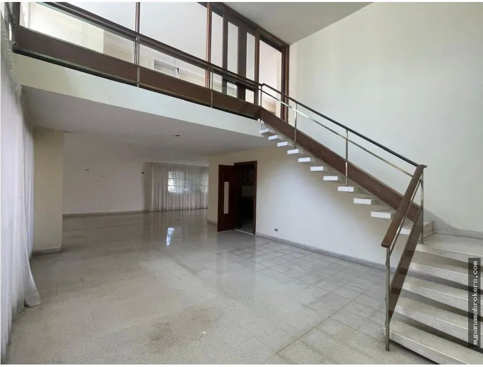 Venta de casa de esquina con terreno en obarrio, panamá