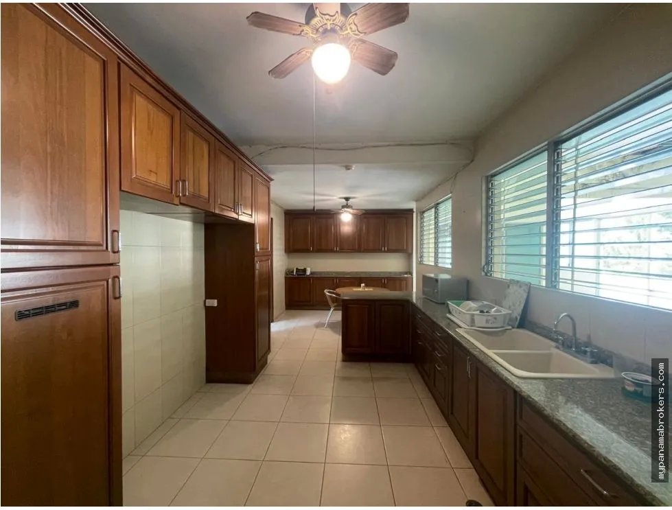 Venta de casa de esquina con terreno en obarrio, panamá