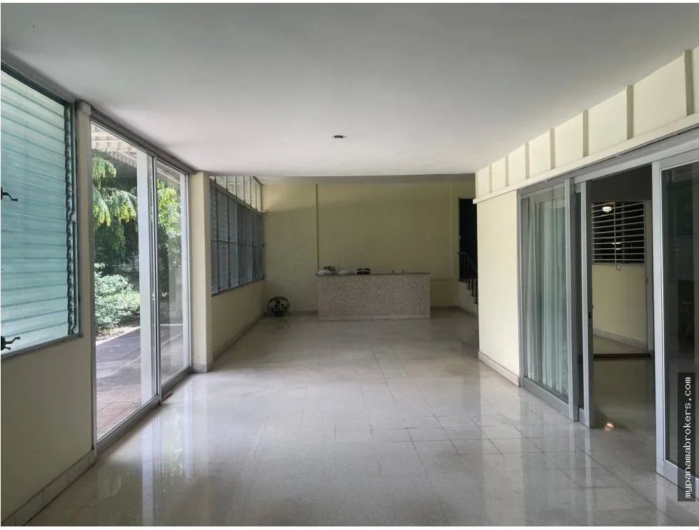 Venta de casa de esquina con terreno en obarrio, panamá