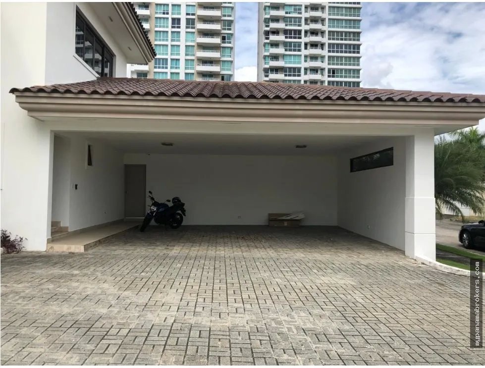 Venta o alquiler de casa vacía en paseo del parque, costa del este
