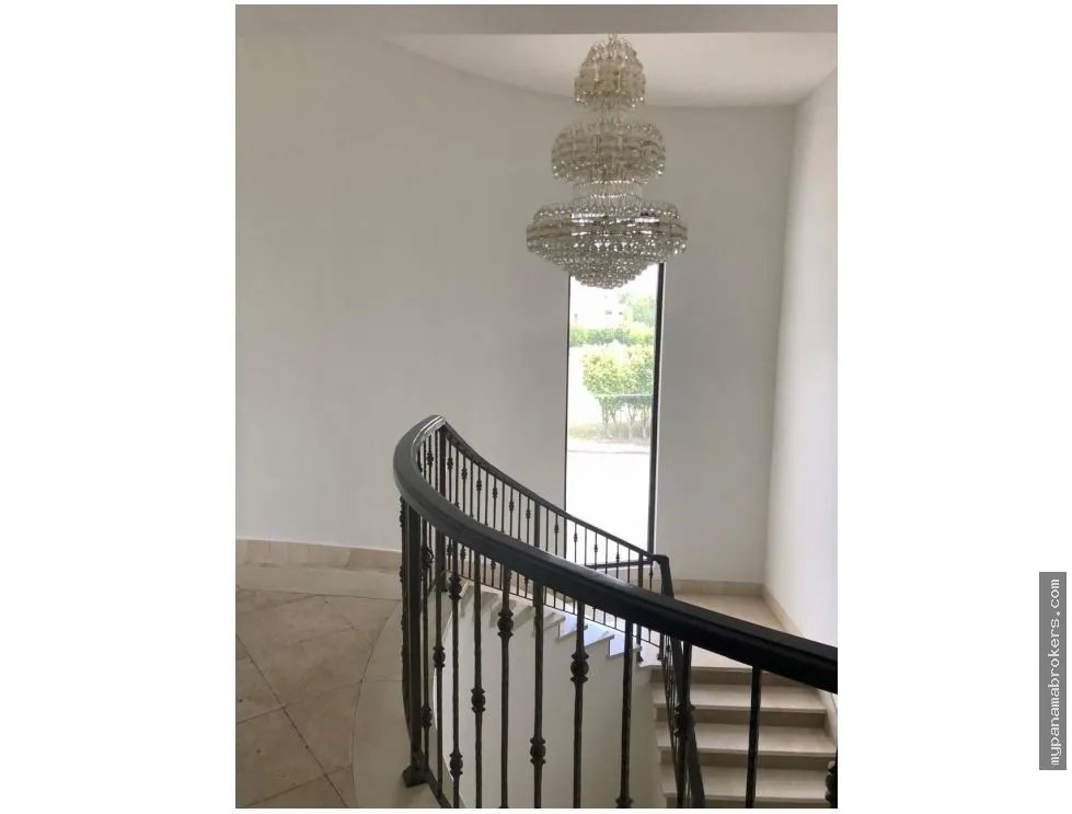 Venta o alquiler de casa vacía en paseo del parque, costa del este