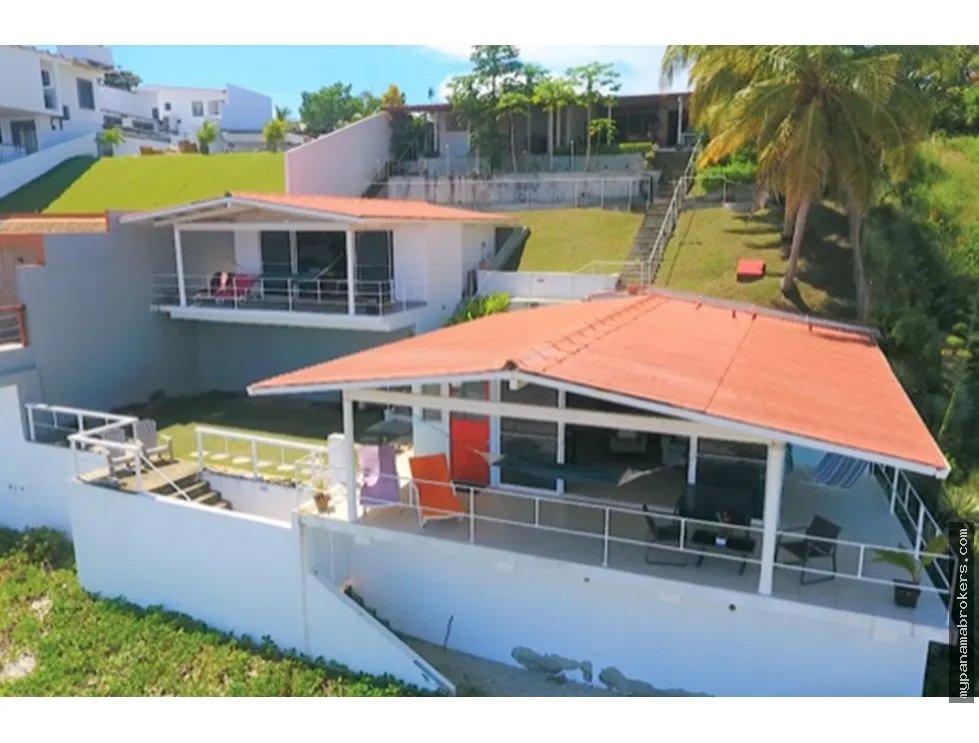 Venta de casa frente al mar en playa corona, san carlos