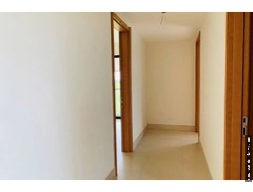 Venta de apartamento vacío en ph altamar, casamar, san carlos