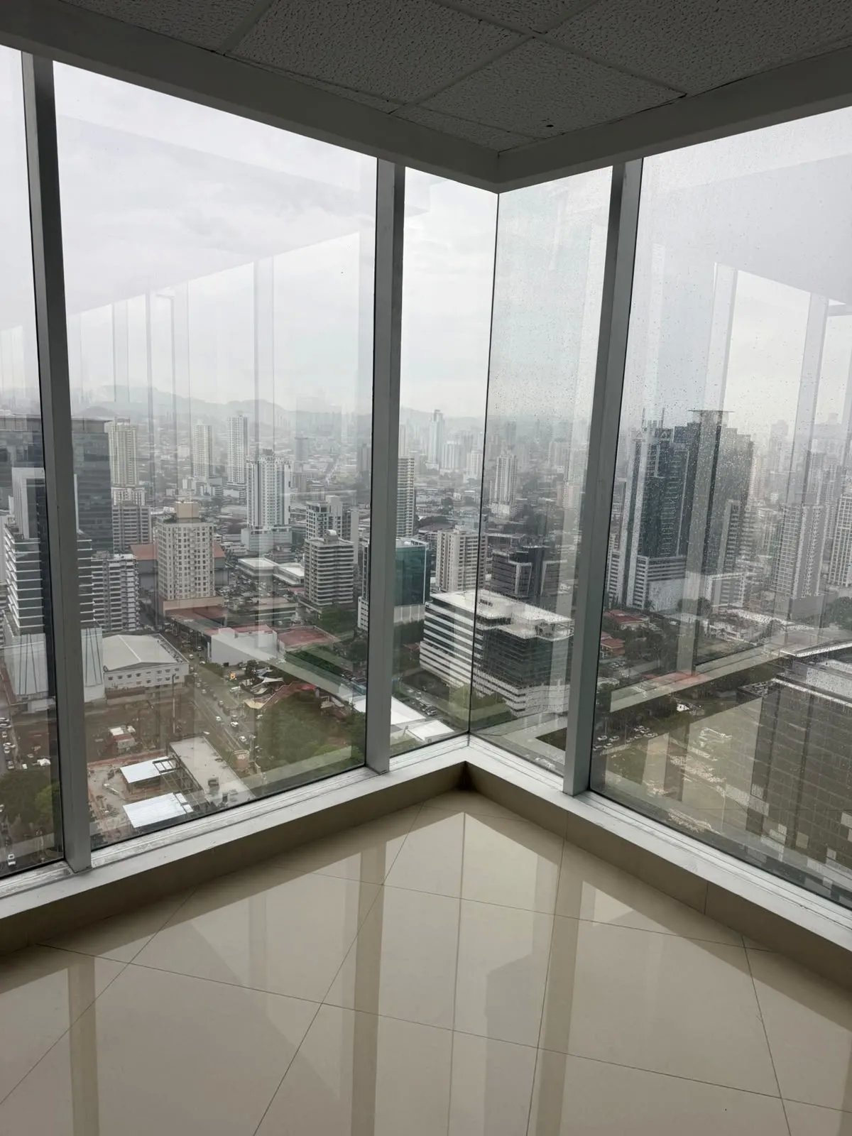 Oficina en alquiler en f&f tower panamá con vista panorámica en calle ...
