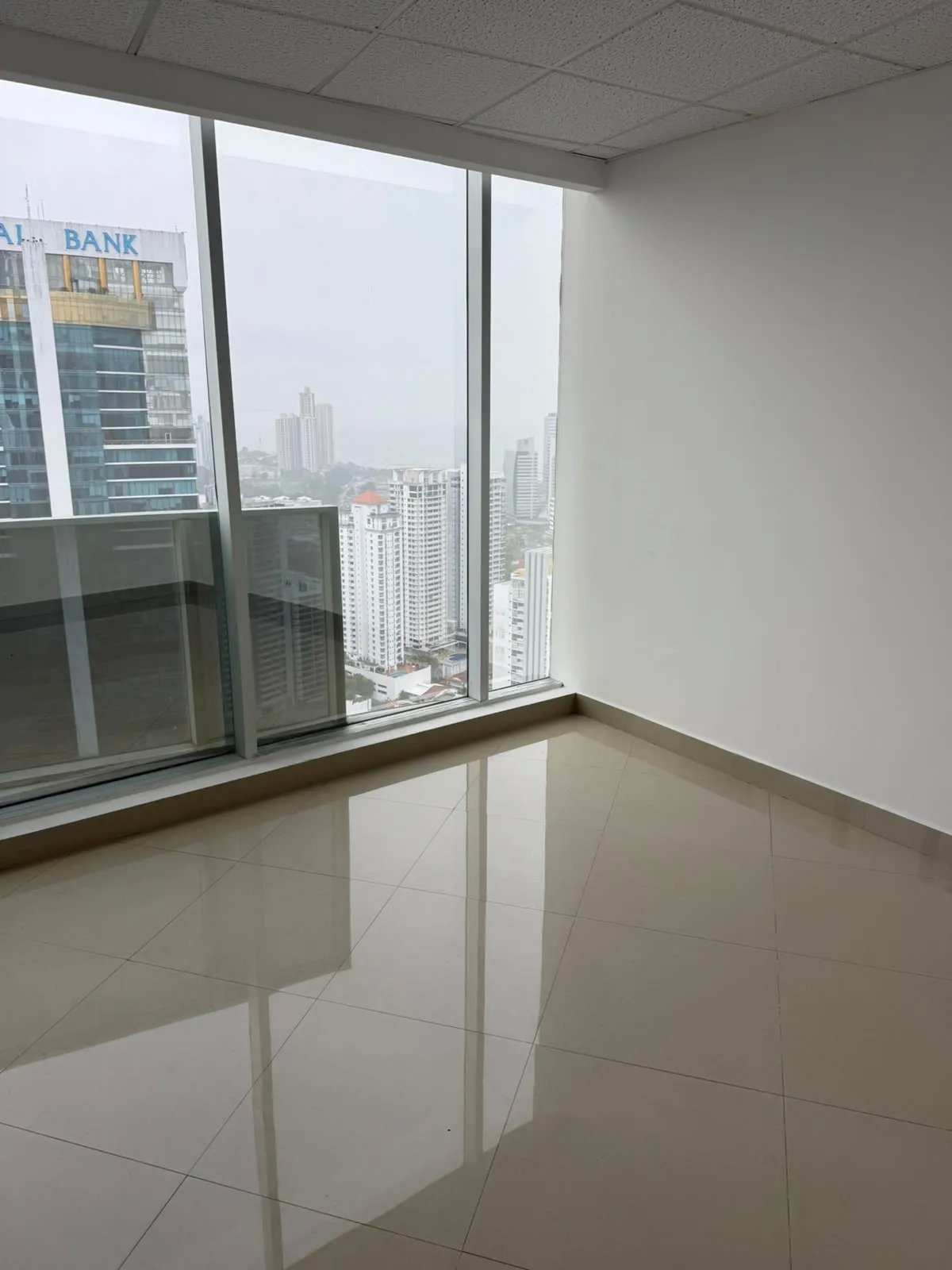 Oficina en alquiler en f&f tower panamá con vista panorámica en calle 50