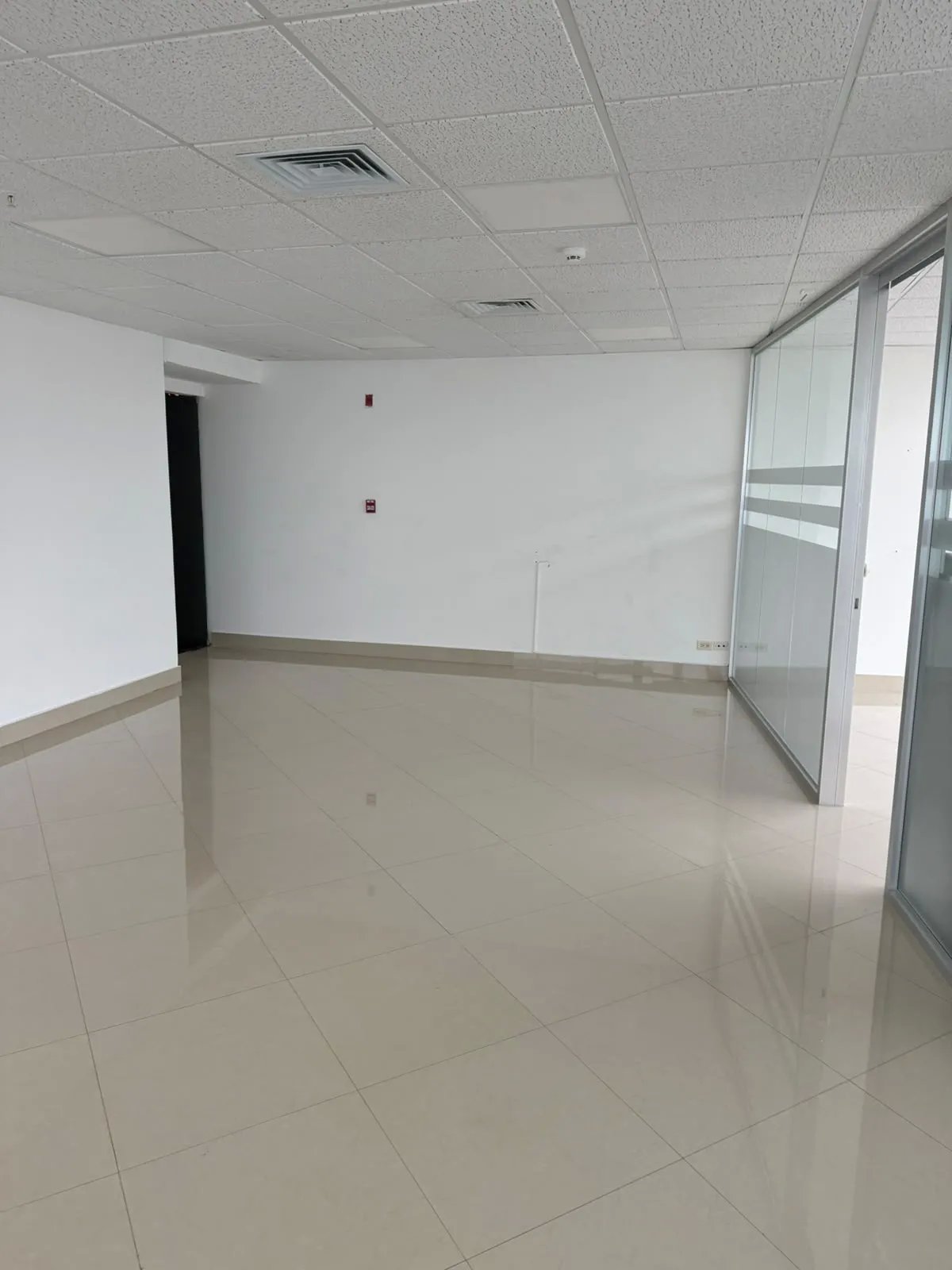 Oficina en alquiler en f&f tower panamá con vista panorámica en calle 50