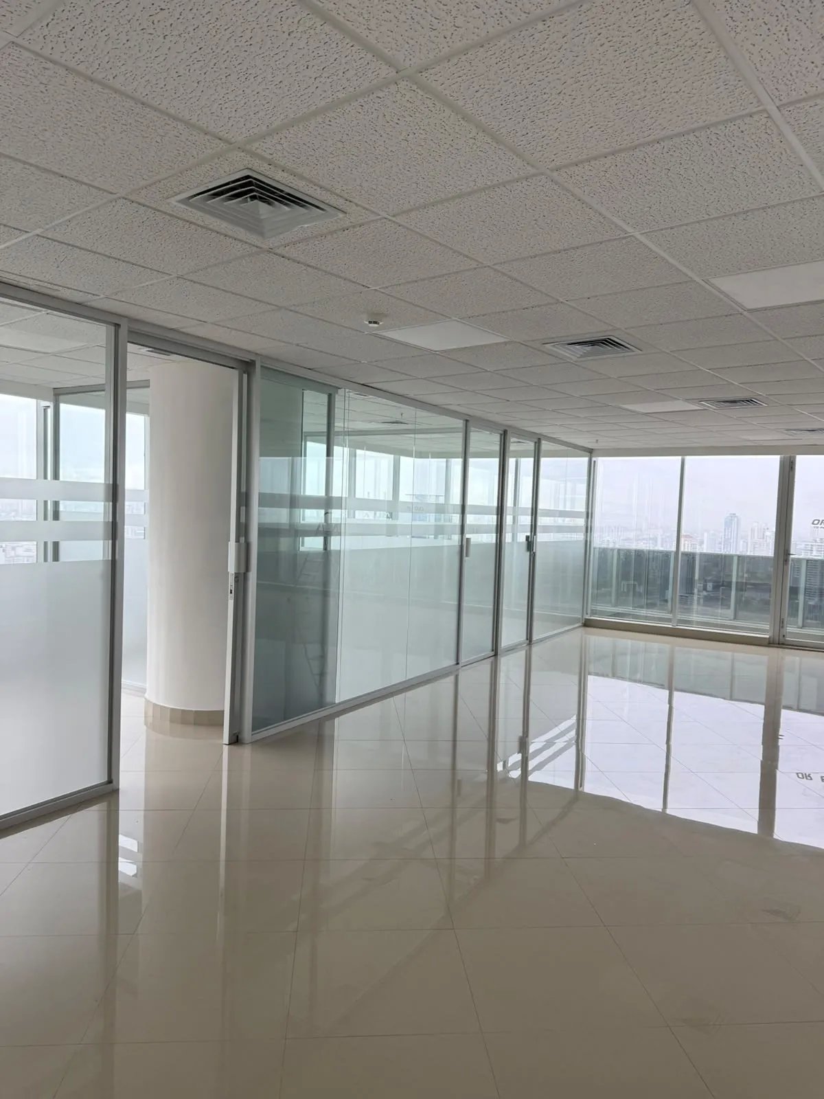 Oficina en alquiler en f&f tower panamá con vista panorámica en calle 50