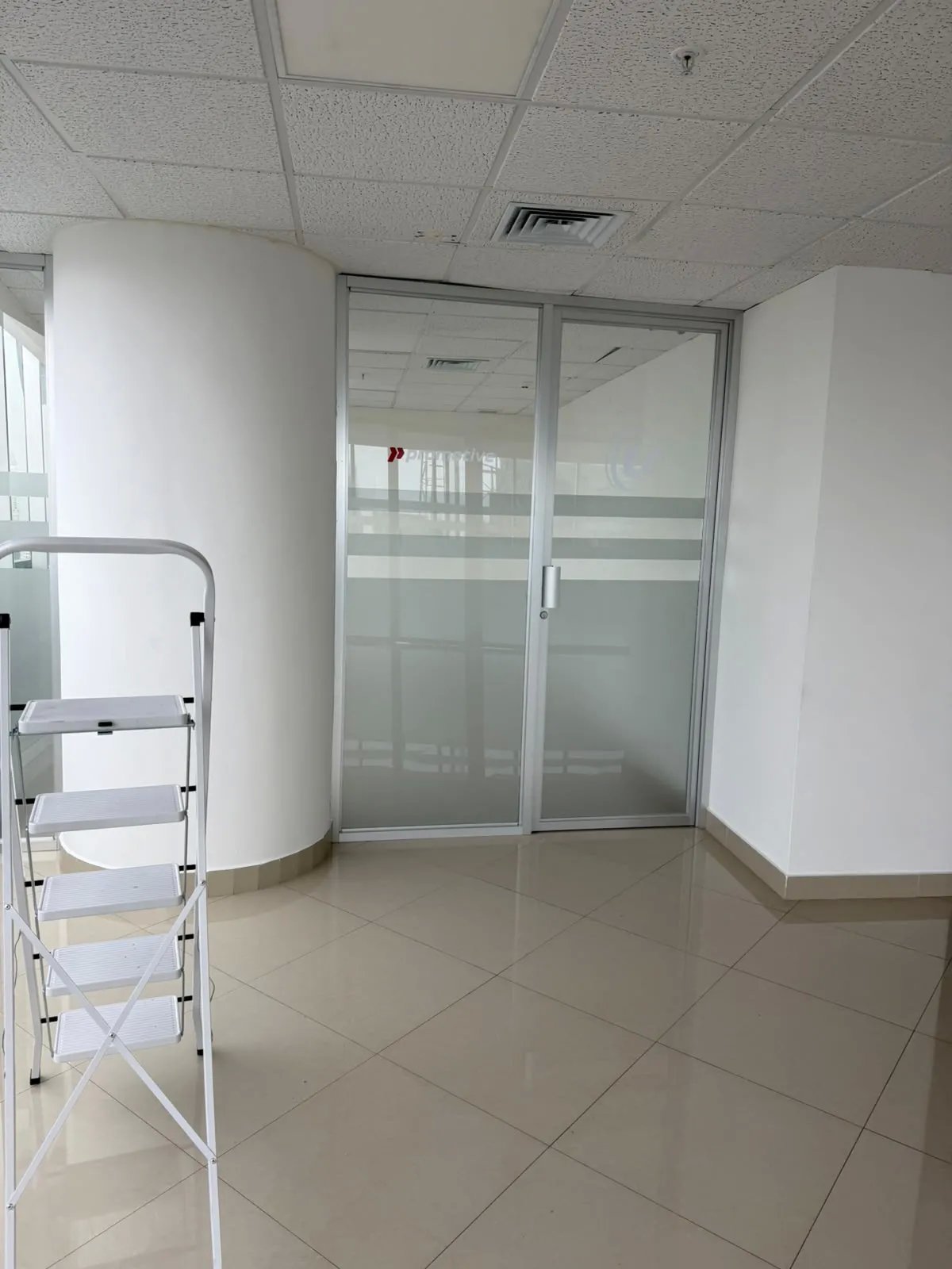 Oficina en alquiler en f&f tower panamá con vista panorámica en calle 50
