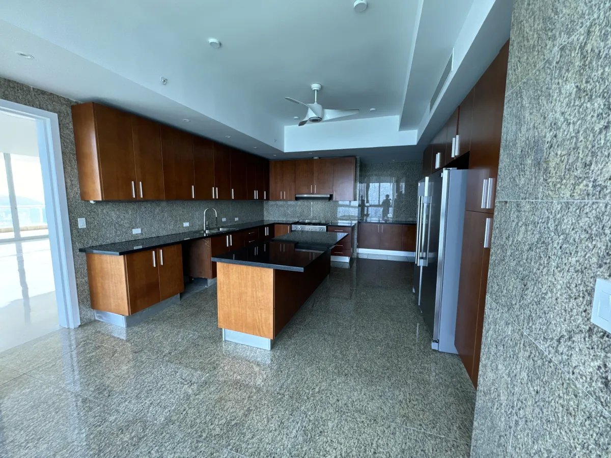 ALQUILER DE APARTAMENTO LINEA BLANCA EN PH THE POINT PUNTA PAITILLA