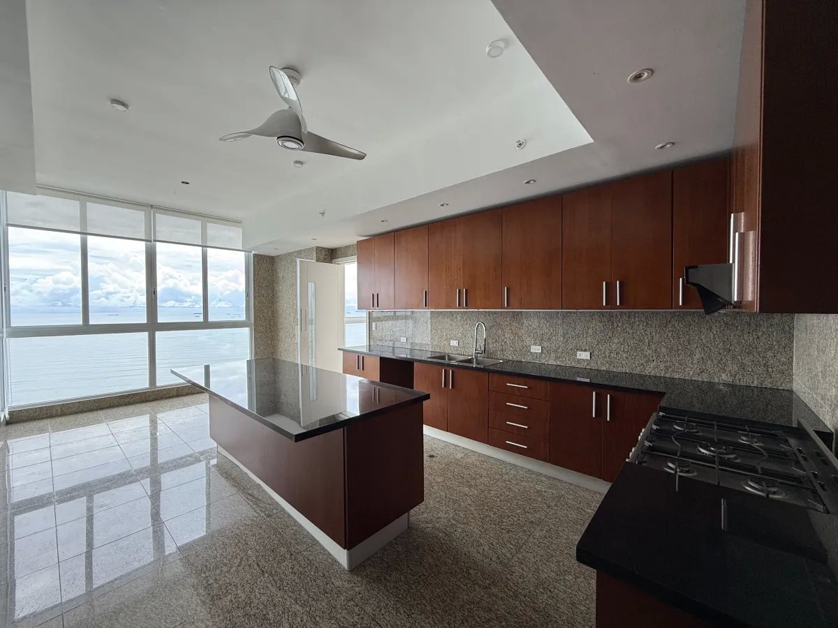 ALQUILER DE APARTAMENTO LINEA BLANCA EN PH THE POINT PUNTA PAITILLA