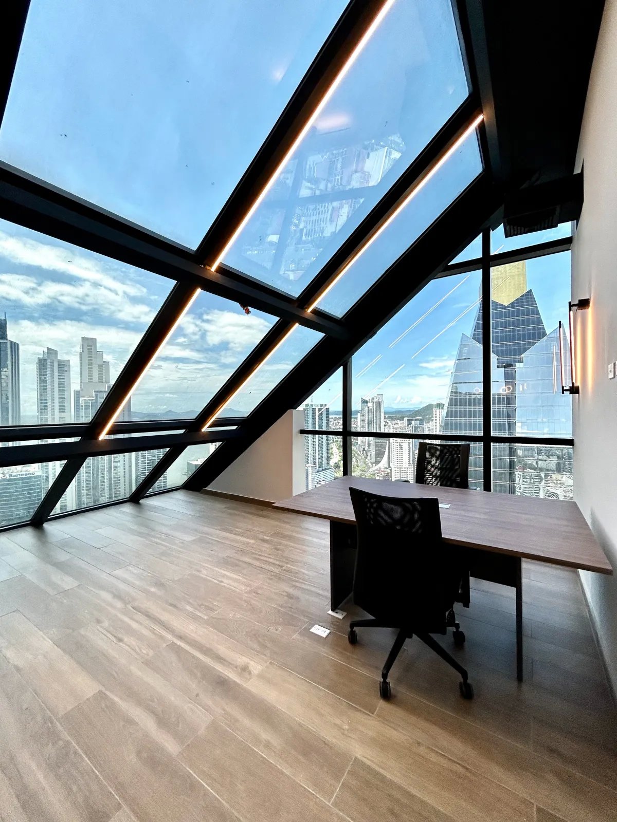Oficina Amoblada de 154m² en Tower Financial Center, Calle 50  Lista para Ocupar