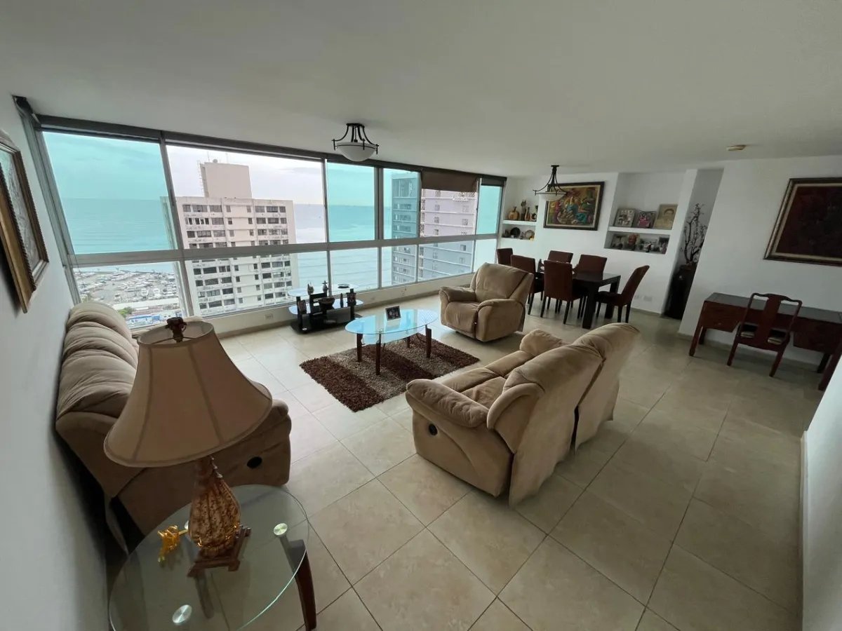 Espacioso Apartamento de 3 Recámaras con Vista al Mar