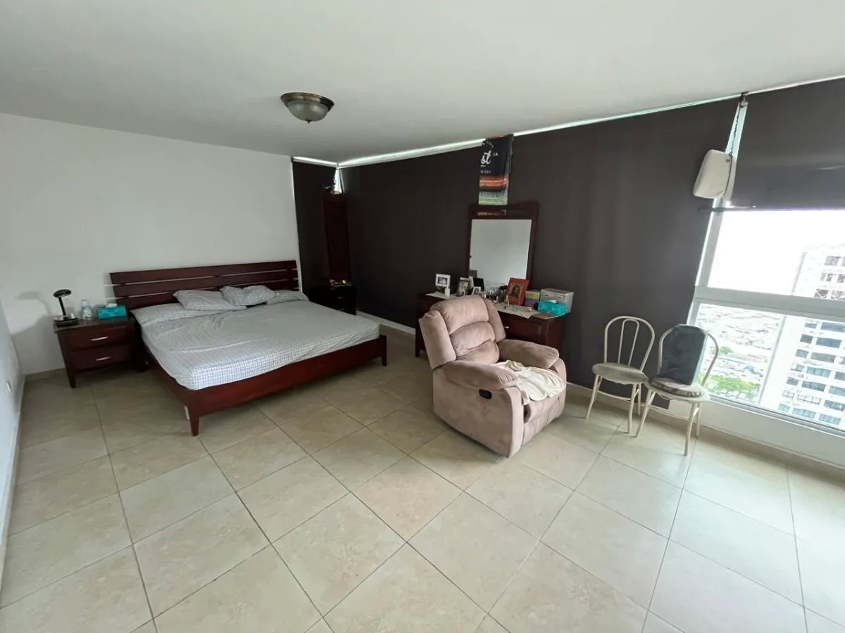 Espacioso Apartamento de 3 Recámaras con Vista al Mar