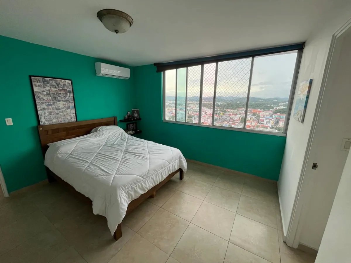 Espacioso Apartamento de 3 Recámaras con Vista al Mar
